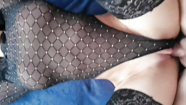 A pajzán asszonyságom tűsarkú cipőben és fehérneműben masztizott a rekamién Thumb