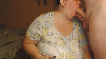 Végeláthatatlanul szopizta a mostoha kölyke répáját a bögyös anyuka Thumb