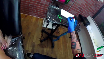 Bevadult a platinaszőke szuka miközben a sunáját tetoválták és ráharapott a bránerre Thumb