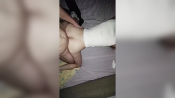 Bátor pesti cicus igényli a cerkát a mennyei muffocskájába kutya pózban Thumb
