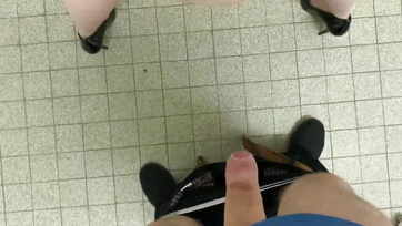 A spicces szöszike nőcske jókedvűen leszopizta az anonim srácot Thumb