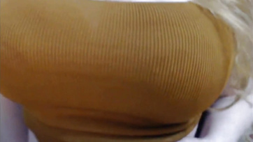 Egy sexy nagy cicis amatőr nevelőanyu villantgatja magát a sexcamen Thumb
