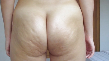 Csupaszon sétálgat a kamera előtt a milf asszony és mutizgatja a popsiját Thumb