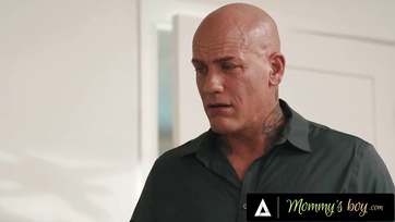 Éppen a neveltkölykével baszarintott a házasságtörő nőcske mikor hazajött a mérges csávója Thumb