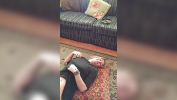 A haverommal lazultunk a nappaliban mikor a menyasszonyom elkezdte szopdosni a faszomat Thumb