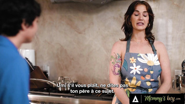 A félig csupasz anyácska képtelen volt visszautasítani a vonzó és keményfarkú neveltfiát Thumb