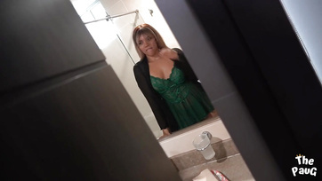 Vidáman megosztotta a szexis milf nevelőanyujával a szálloda szobáját a vakáción Thumb