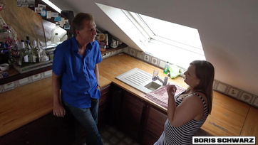 A konyhapultnál töcskölte meg a mostoha lánya dundi barinőjét az az időske apuci Thumb