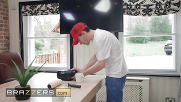 A szőke betoncicis milf nőcske a muffocskájával köszönte meg a házfestőknek a kisegítést Thumb