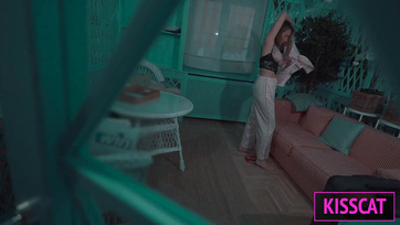 A csöcsös mostoha anyukám nem tudott magányosan aludni ennélfogva felkeresett a hálószobámba kefélni Thumb