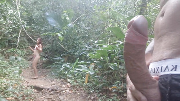 Lebuktatott egy szexi fürdőrucis bula mialatt az ösvényen rángattam a dárdámat Thumb