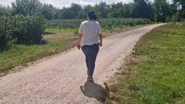 Az egyik vevőjével kuffantott egy óriásit a természet lágy ölén a pufóka nőci Thumb