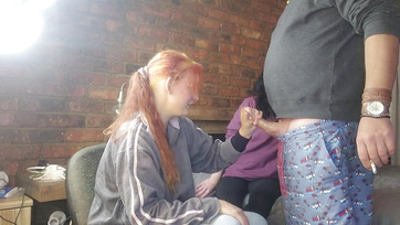 A kettő félős fiatal leányzó cserélgetve cibálta meg a mostohafivére pélóját Thumb