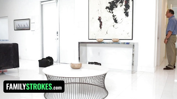 Megszökdelte a nevelt kölyke pajszerét a jókora fenekével miután bezárta a vőlegényét a fürdőszobába Thumb