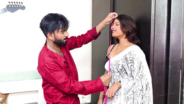 Lemeztelenítette a csábos ománi kiscsajt és elkezdte puszilgatni a jókora kebleit Thumb