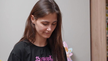 Először a mostohahúgocskájával ollózott majd rástartolt az anyuja délceg pasijára a faszéhes tini picsa Thumb