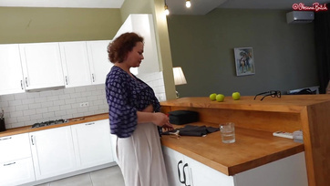 Váltakozva zabálta a fiatal mostoha lánya puncuskáját és cuclizta a hódolója jókora fütyijét Thumb