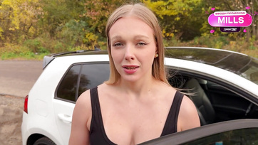Nem volt elég léje a csajnak az autóra de kaphatott egy kis kedvezményt a forró sunájának hála Thumb
