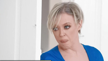 A faszhiányos nagy mellű ápoló nőcske leszívta a sötét bőrű forma fütyijét míg a barátosnője nem figyelt Thumb