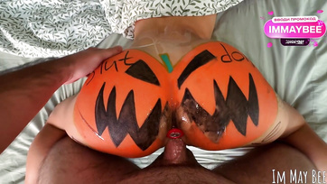 Halloween éjszakáján popópluggal a popócskájában kívánta a csábos kedveském hogy vadul megfarkaljam Thumb