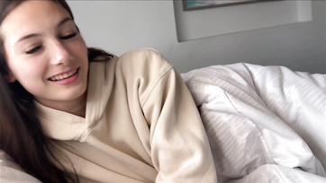 Annak ellenére hogy rosszul érezte magát rádumált a kefélésre a buja mostohahúgicám Thumb