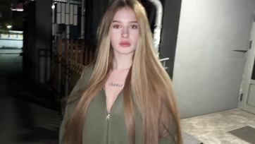 A nagy mellű szőkehajú bébi már a megismerkedésünk délutánján megmászta a cerkámat Thumb