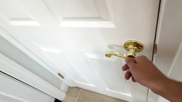 Suttyomban belopódzott a mostohaapám a szobámba és megbaszarintotta a zamatos nunikámat Thumb