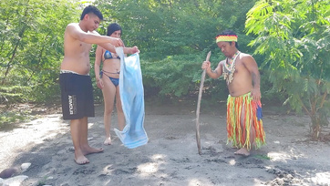 Csak ezután volt hajlandó elengedni bennünket a kis indián törpe miután basztam egyet a mostohabátyómmal Thumb