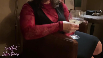 Pont teletöltötte a dugópajtija a megcsaló milf feleség vagináját mikor hívta telón a fickója Thumb