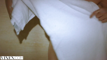 Finom nunival fedtelenül várta haza a jóvágású burzsuj hapsiját a szöszke gyönyörűség Thumb