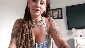 Nem ellenkeztem mikor a nagy cicis hippi mostohahúgicám csupaszon kívánt megmasszírozni Thumb