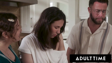 A megtermékenyített bébi azt álmodta hogy a szexéhes szakorvosok rojtosra kúrták a borotválatlan sunáját Thumb