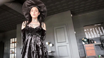 Leöltözött a dögös szétvarrt boszorkány és szájjal kezdte el pesztrálni a mostohabátyusa cerkáját Thumb