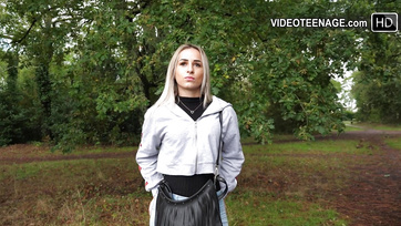 Elcsalta a formás seggű 18 esztendős cicát az első szexcastingjára és megpakolta a tocsogós nunikáját Thumb