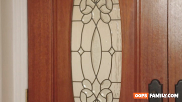 A bohó szöszi tini bula pont belecsücsült volna az erektál farokba mikor előkerült a mostohaanyja Thumb