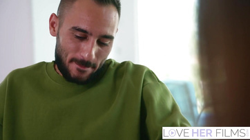 Szarrá flexeltem a vadóc takarítónő feszes puncikáját miután nekiérintette a talpacskáit a brokimnak Thumb