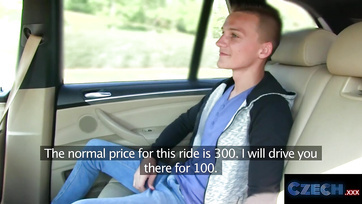 A kockás hátsó ülésén pattogta meg a jókiállású utasa dagadó répáját a szukás keleteurópai sunci Thumb