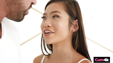 A nimfomán ázsiai származású luvnya hagyta a keményfarkú bérlőjének hogy egy kufircolással tejeljen Thumb