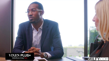 Hogy biztosra menjen a dúskeblű milf hölgy a hitellel kapcsolatban, leteperte a színes bőrű hapsit Thumb