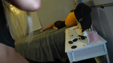 A hálótársnőm nem kívánta elhagyni a kolesz szobát, ennélfogva mellette ugrándoztam meg a hapsim péniszét Thumb