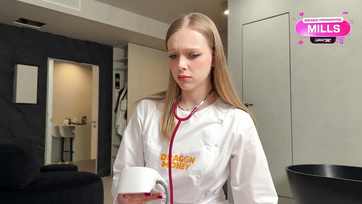 A kívánnivaló ápolónő munkába indulás előtt még szemügyre vette a mostohabátyja termetes dákóját Thumb