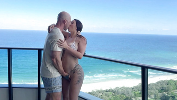 A hotelszoba erkélyén kezdtek el pettingezni majd egy fergetegeset kúrtak odabent a fekvőszobában Thumb