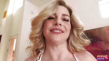Teletöltötte az időske mostoha anyucija szájikóját miután fullba betolta a répáját a popsikájába Thumb