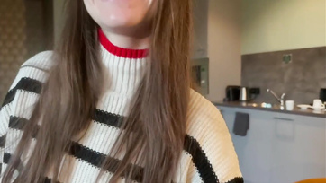 Mostohahúgica és mostohabratyó maszturbált egy picit, míg a szüleik nem voltak odahaza Thumb