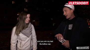 Az útszélen felcsípett germániai tini ribi egy kis pénzikéért vígan megugrándozta a legény fütyijét a buszon Thumb