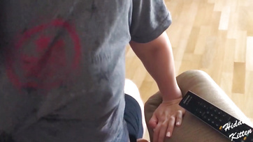 Szeretem a pasim trikóját viselni, mialatt óvatosan megpakolja a csupasz kis puncikámat Thumb