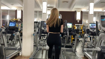 Az edzőterem mosdójában flexeltek egy gyorsat a szöszke uráli lánnyal, pedig bármelyik pillanatban lebukhattak volna Thumb