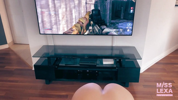 A mostohafivére örömmel videójátékozott, mialatt a nagy popójú cicababa felhuppant a szerszámára Thumb